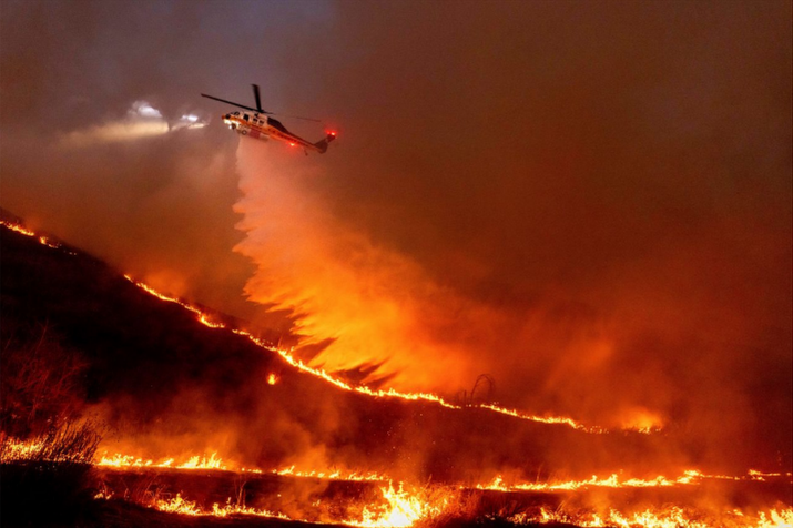 A helicopter dropping water on the Kenneth Fire (Photo By: Ethan Swope).
